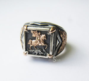 Серебряный мужской перстень «Георгий Победоносец» с золотыми накладками по бокам